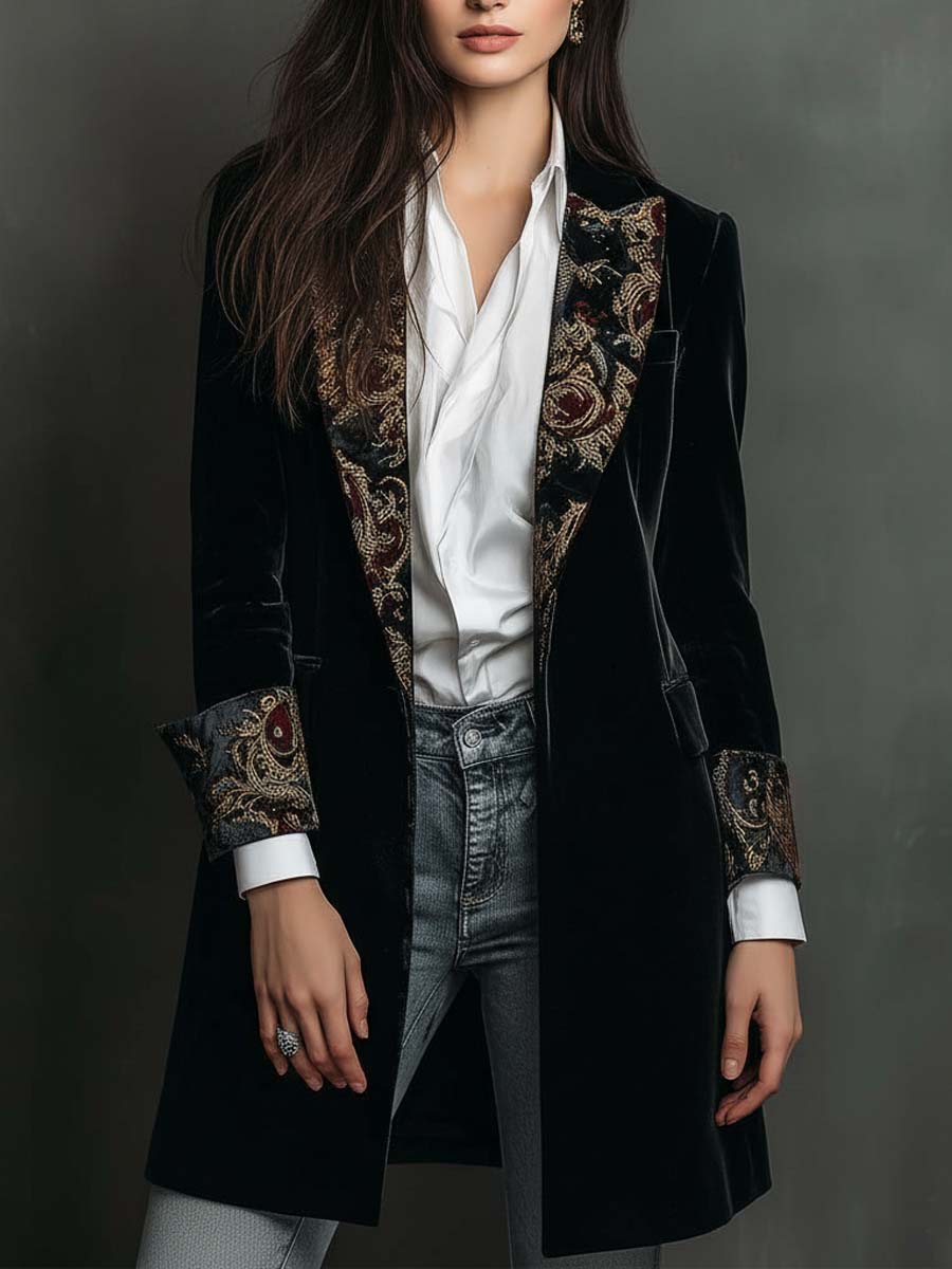 Blazer Lungo Sartoriale da Donna in Velluto Nero con Stampa Barocca | Giacca Elegante Sciancrata con Revers Scenografici, Polsini Stampati e Chiusura a Bottoni