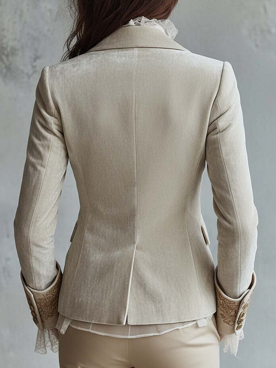 Blazer Sartoriale da Donna in Velluto Chiaro con Ricami Floreali Dorati | Giacca Elegante Sciancrata a Due Bottoni con Revers Lavorati e Tasche con Patta