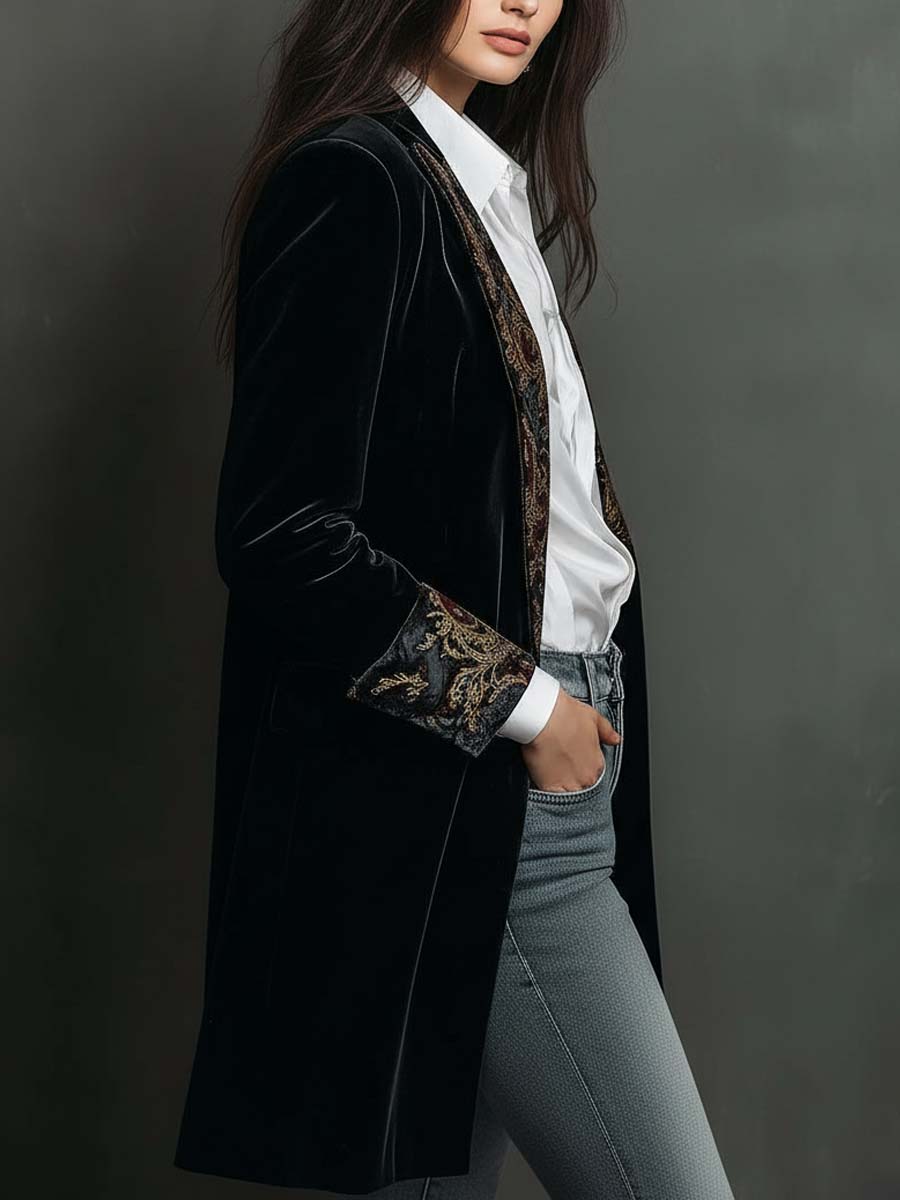 Blazer Lungo Sartoriale da Donna in Velluto Nero con Stampa Barocca | Giacca Elegante Sciancrata con Revers Scenografici, Polsini Stampati e Chiusura a Bottoni