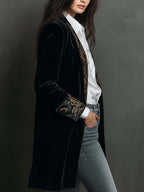 Blazer Lungo Sartoriale da Donna in Velluto Nero con Stampa Barocca | Giacca Elegante Sciancrata con Revers Scenografici, Polsini Stampati e Chiusura a Bottoni