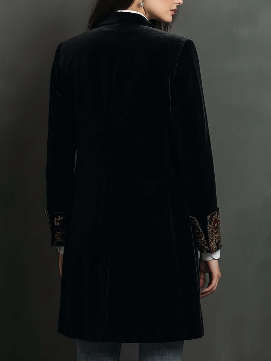 Blazer Lungo Sartoriale da Donna in Velluto Nero con Stampa Barocca | Giacca Elegante Sciancrata con Revers Scenografici, Polsini Stampati e Chiusura a Bottoni