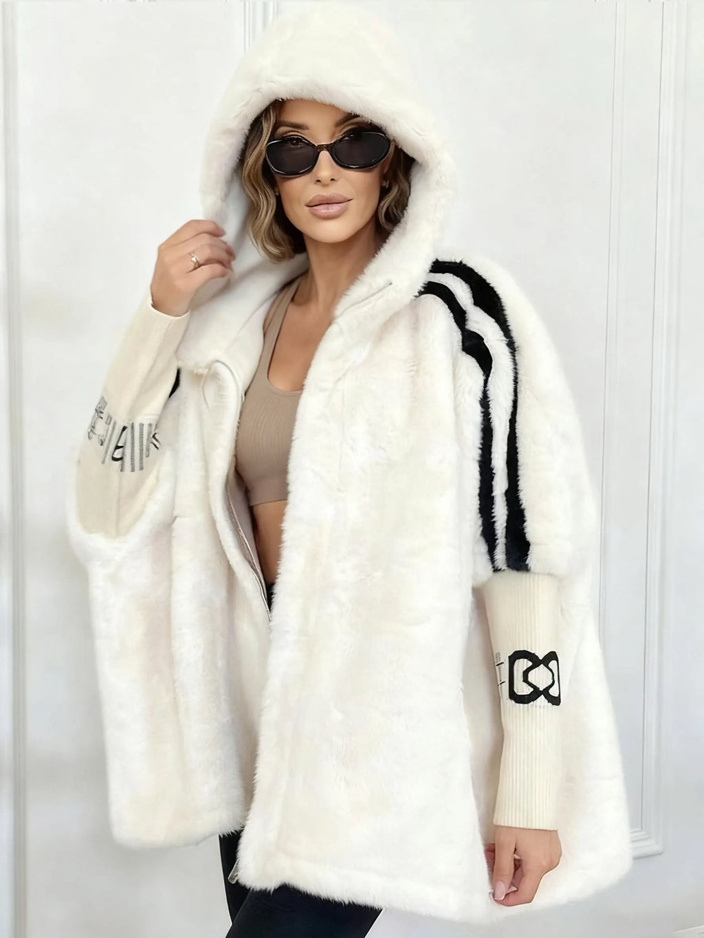 Cappotto con Cappuccio da Donna in Morbida Pelliccia Sintetica con Zip Frontale | Giacca Invernale Calda a Mantella con Polsini in Maglia e Bande Sporty a Contrasto