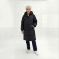 Piumino Lungo da Donna con Cappuccio e Trapuntatura Orizzontale | Cappotto Invernale Imbottito Caldo con Zip e Bottoni a Pressione