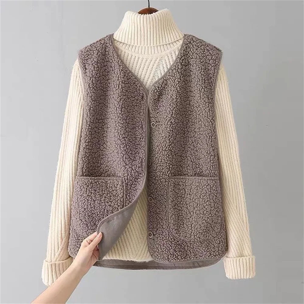 Gilet da Donna in Caldo Pile Sherpa con Bottoni e Scollo a V | Smanicato Invernale Morbido con Tasche Applicate
