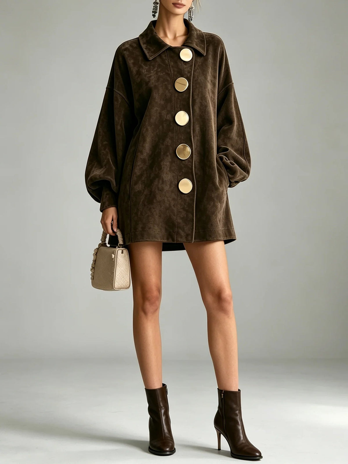 Giacca Corta da Donna in Morbida Similpelle Scamosciata con Bottoni Dorati Maxi | Giubbotto Svasato a Trapezio con Colletto a Camicia e Maniche a Lanterna