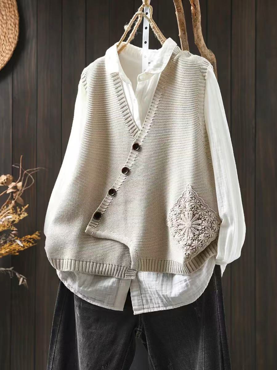Gilet Smanicato da Donna in Maglia Morbida con Abbottonatura Asimmetrica | Cardigan Senza Maniche con Scollo a V, Taschino in Pizzo Crochet e Fondo a Costine
