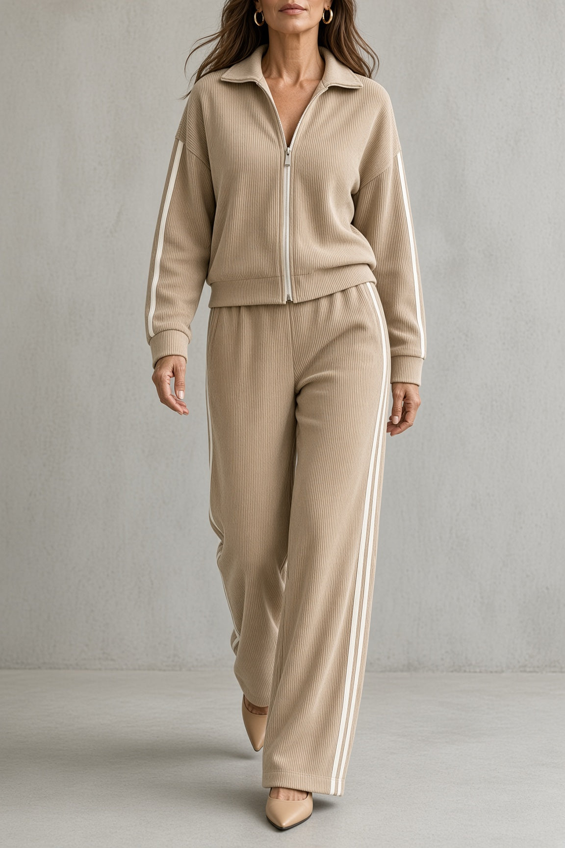 Completo Sportivo da Donna in Maglia a Costine con Zip e Righe Laterali | Set Coordinato 2 Pezzi Giacca con Collo Alto e Pantaloni Ampi con Tasche