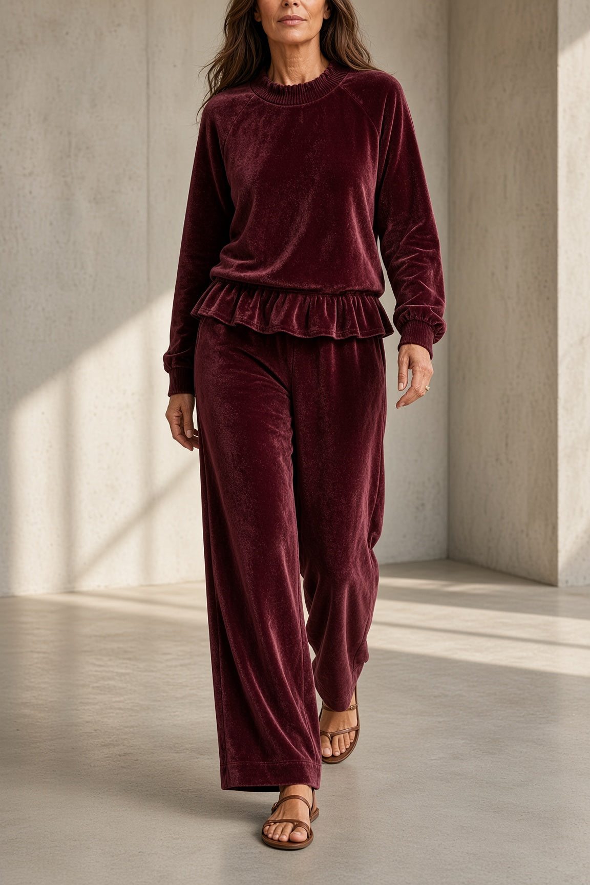 Completo da Donna in Velluto Morbido con Volant | Set Coordinato 2 Pezzi Felpa Girocollo con Balza e Pantaloni Ampi