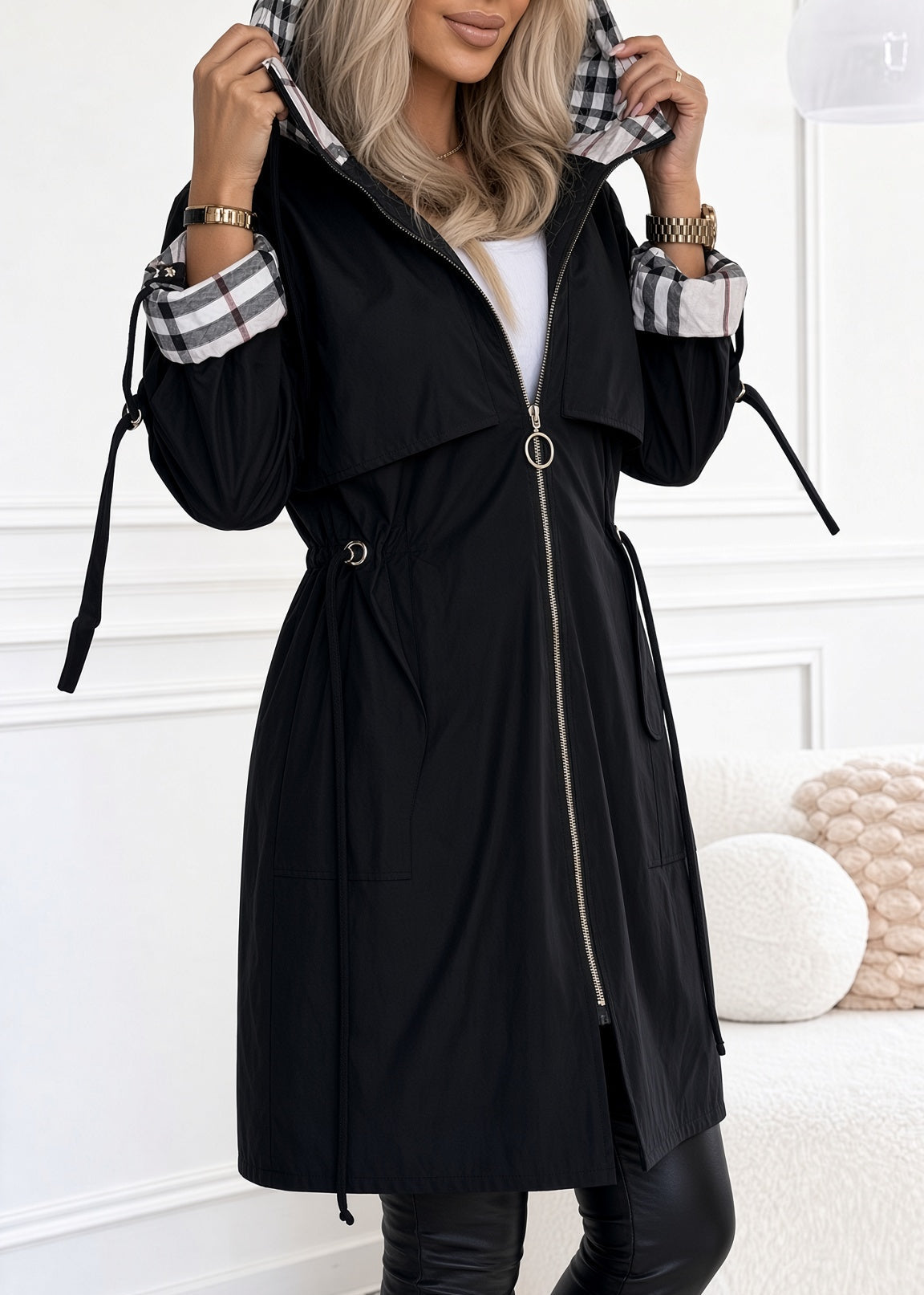 Cappotto Lungo da Donna con Cappuccio e Zip con Dettagli a Quadri | Giacca Invernale Sagomata con Coulisse in Vita e Tasche