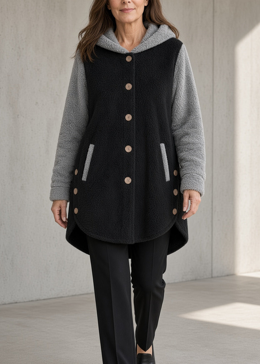 Cappotto Lungo da Donna in Pile Caldo con Cappuccio a Contrasto e Bottoni | Giacca Invernale Bicolore Morbida con Tasche