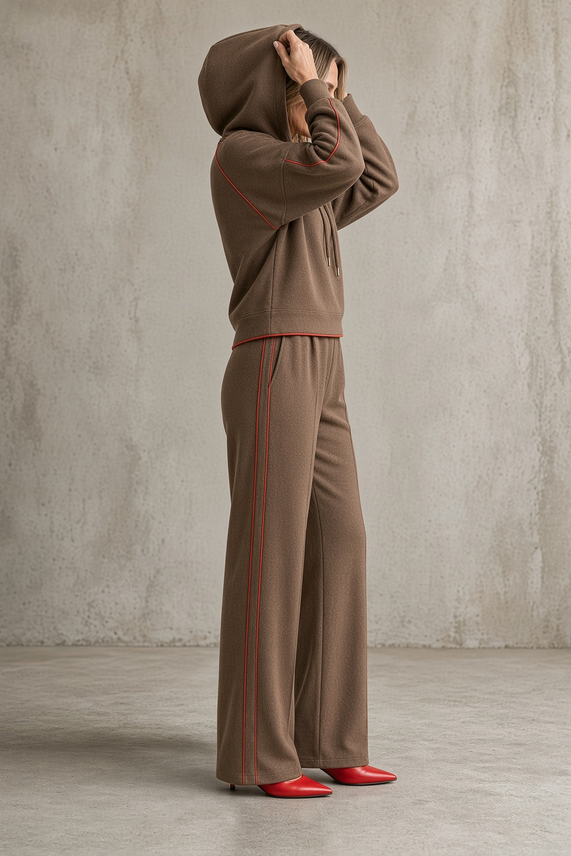Completo Sportivo da Donna con Felpa con Cappuccio e Pantaloni a Gamba Larga | Set Coordinato 2 Pezzi con Profili a Contrasto e Tasca a Marsupio