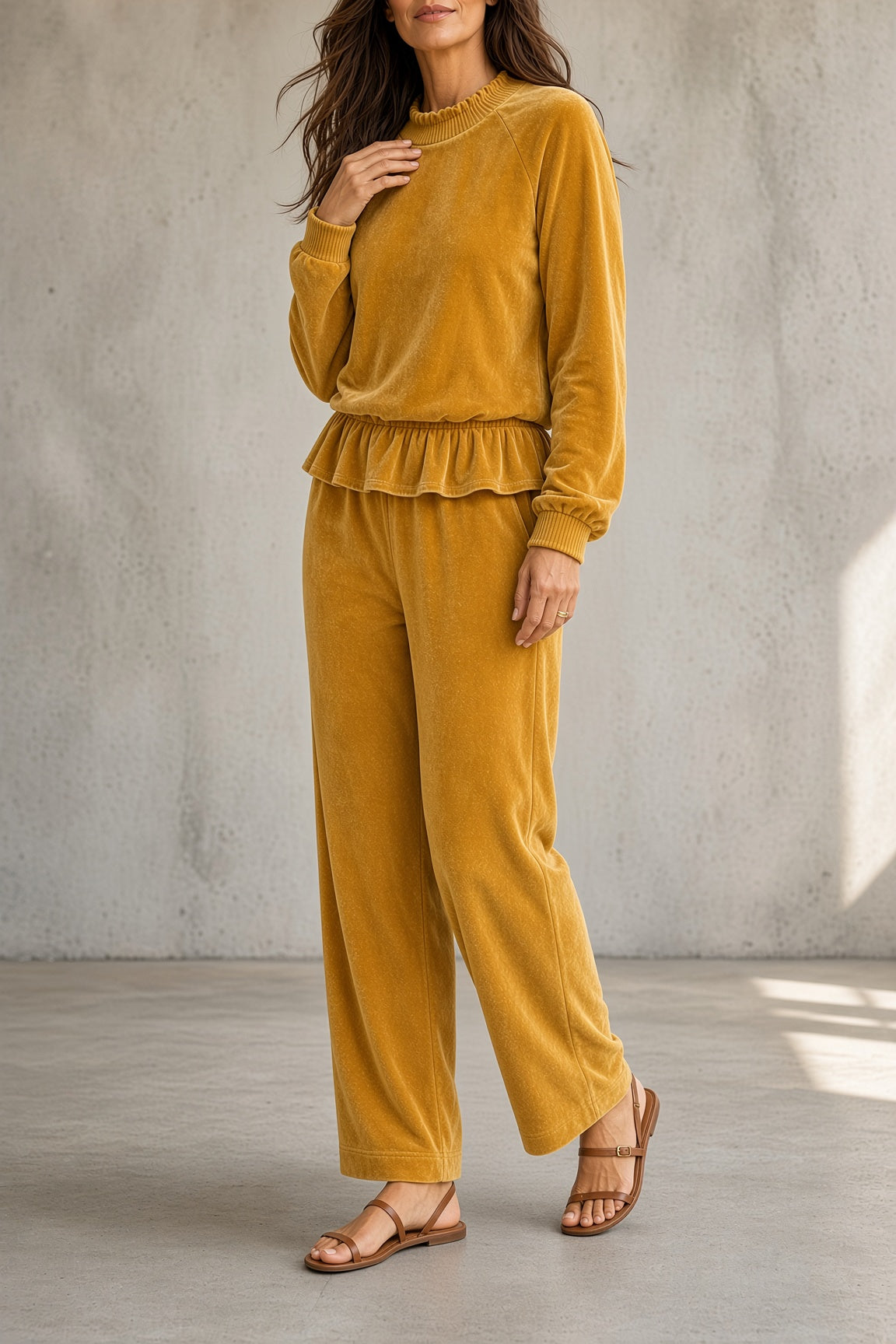 Completo da Donna in Velluto Morbido con Volant | Set Coordinato 2 Pezzi Felpa Girocollo con Balza e Pantaloni Ampi