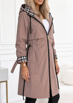 Cappotto Lungo da Donna con Cappuccio e Zip con Dettagli a Quadri | Giacca Invernale Sagomata con Coulisse in Vita e Tasche