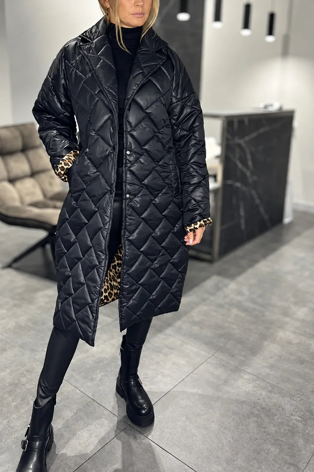 Cappotto Lungo Trapuntato da Donna a Rombi con Fodera Leopardata | Soprabito Imbottito Invernale con Revers e Bottoni Automatici