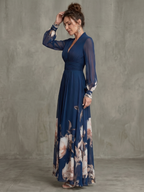 Abito lungo elegante con maniche velate e orlo floreale