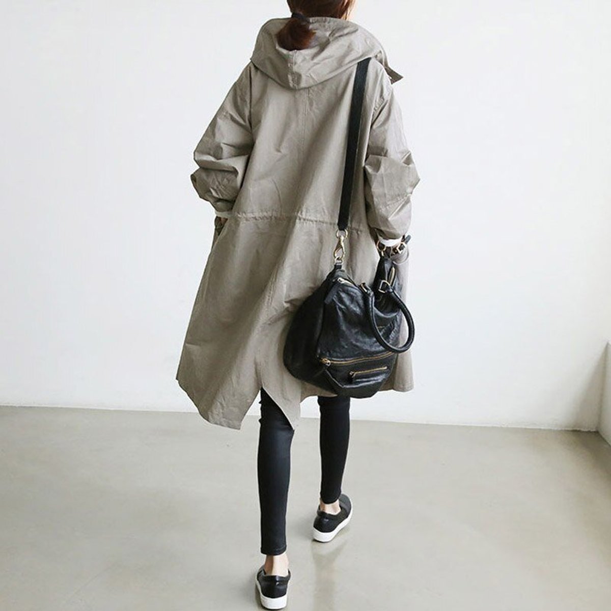 Cappotto Lungo da Donna con Cappuccio e Bottoni | Soprabito Oversize Antivento con Coulisse e Tasche